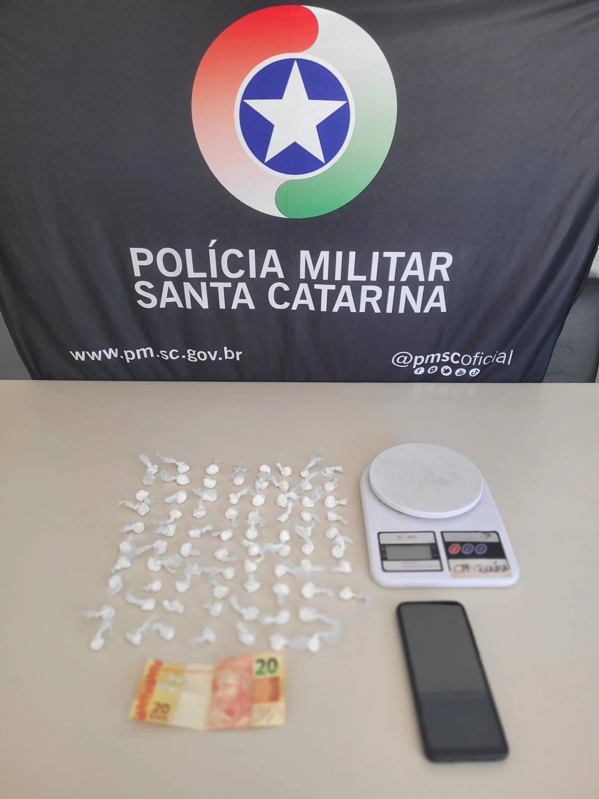 Siderópolis: homem é preso após denúncias de tráfico de drogas em casa abandonada — foto 1