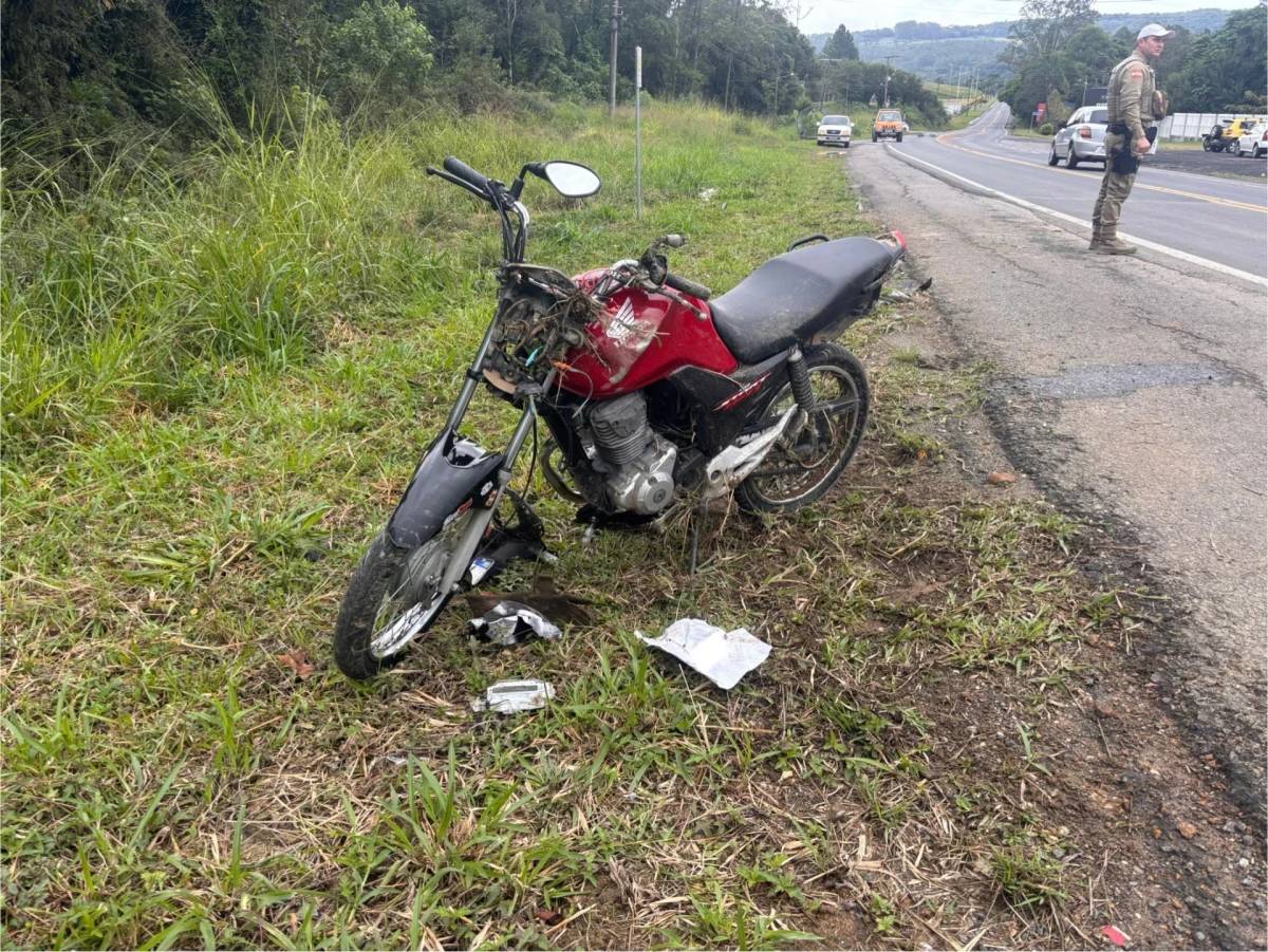 Acidente na SC-445 faz veículo sair da pista e parar em mata — foto 1