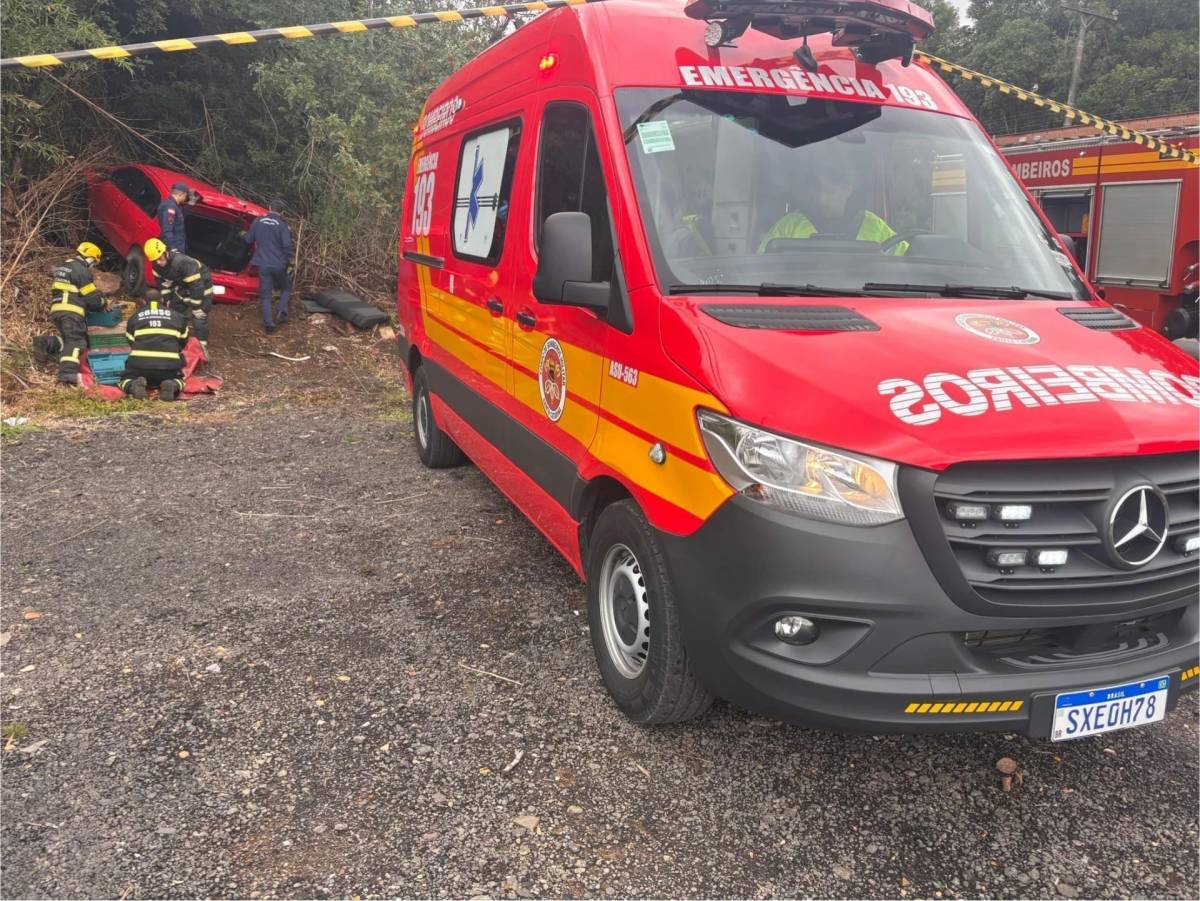 Acidente na SC-445 faz veículo sair da pista e parar em mata — foto 2