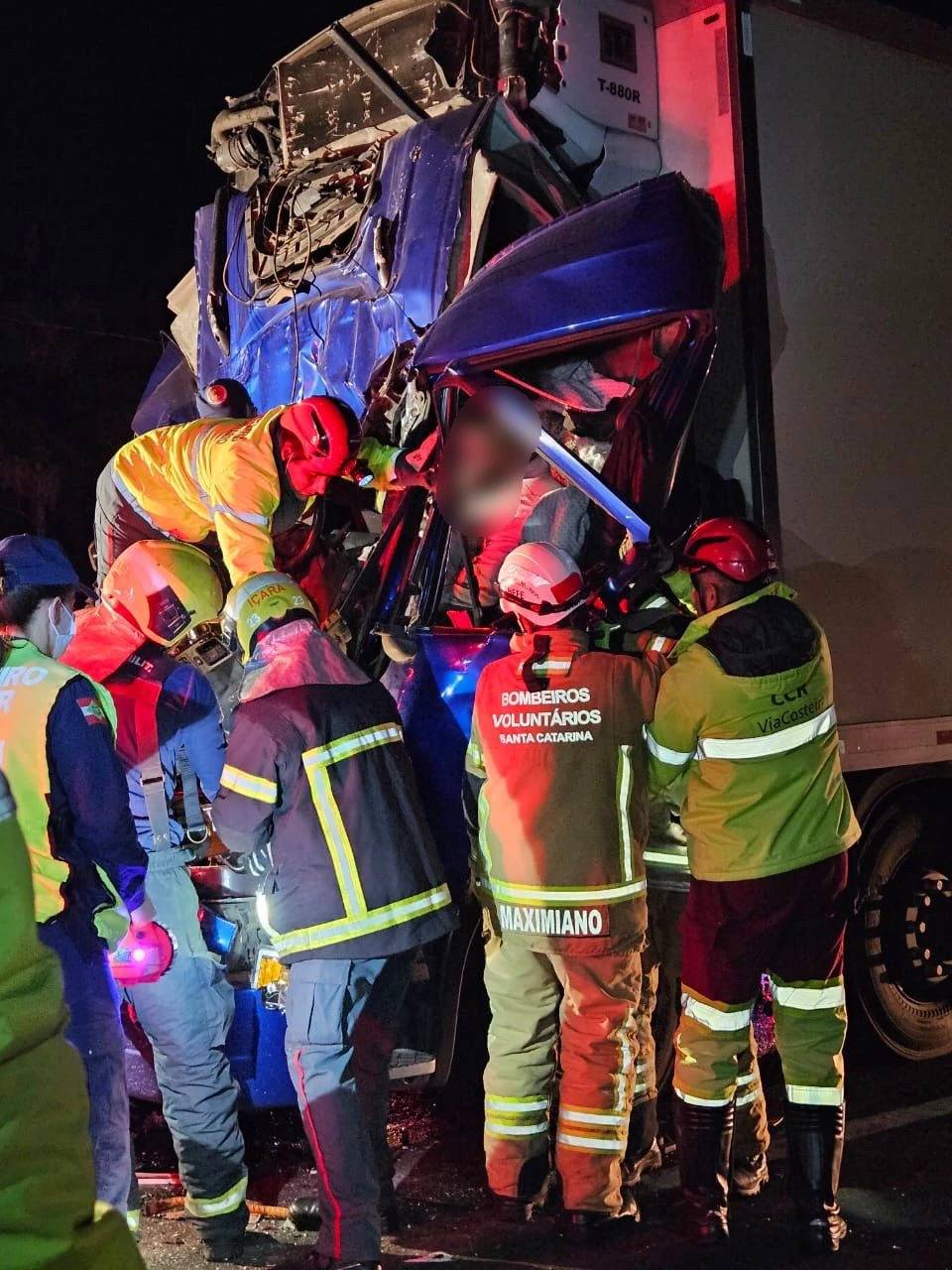 Caminhoneiro fica ferido em acidente na BR-101 em Içara — foto 1