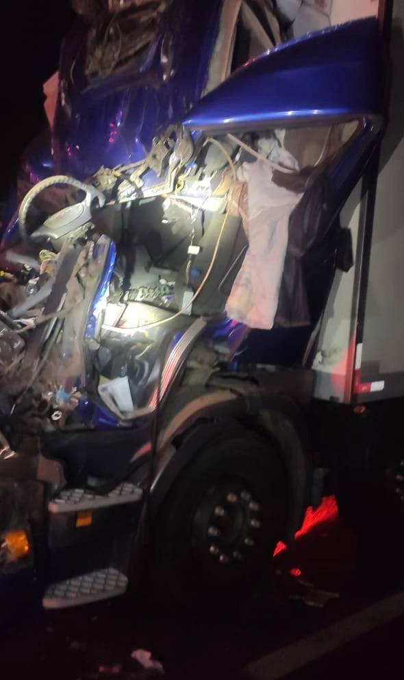Caminhoneiro fica ferido em acidente na BR-101 em Içara — foto 2