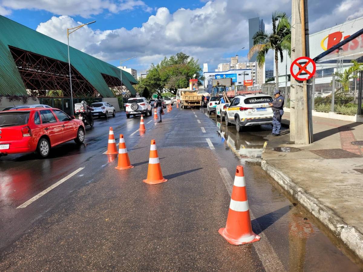 Rompimento de rede da Casan causa transtornos na avenida Centenário — foto 1