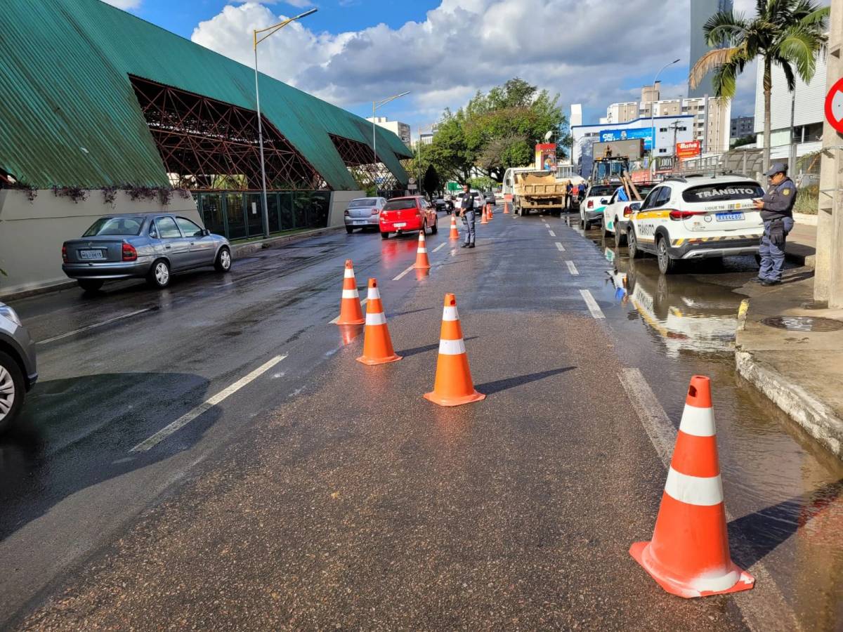 Rompimento de rede da Casan causa transtornos na avenida Centenário — foto 2