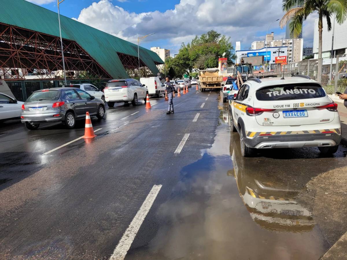 Rompimento de rede da Casan causa transtornos na avenida Centenário — foto 3