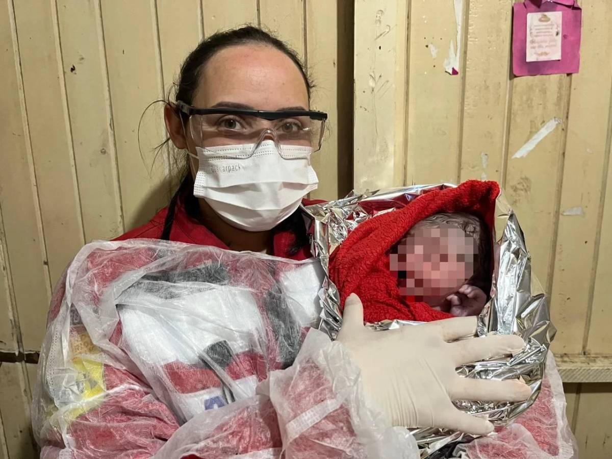 Bombeiros auxiliam trabalho de parto em residência — foto 1