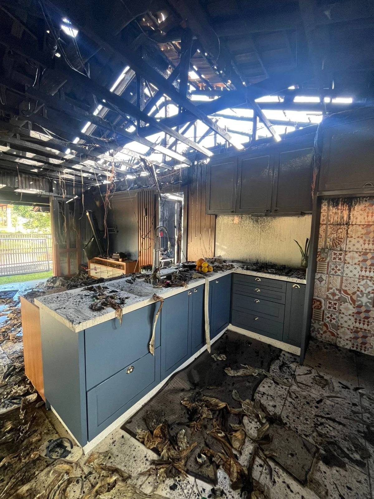 Bombeiros Militares combatem incêndio em casa em Tubarão — foto 1