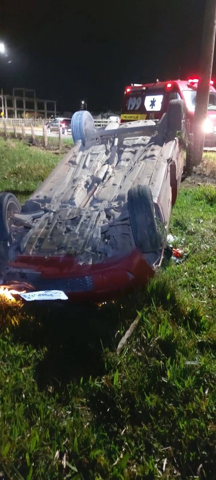 Motorista perde controle de carro e capota o veículo em Jaguaruna — foto 1