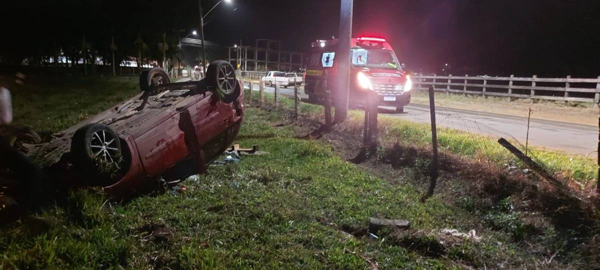 Motorista perde controle de carro e capota o veículo em Jaguaruna — foto 2