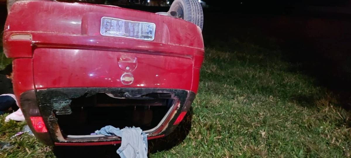 Motorista perde controle de carro e capota o veículo em Jaguaruna — foto 4