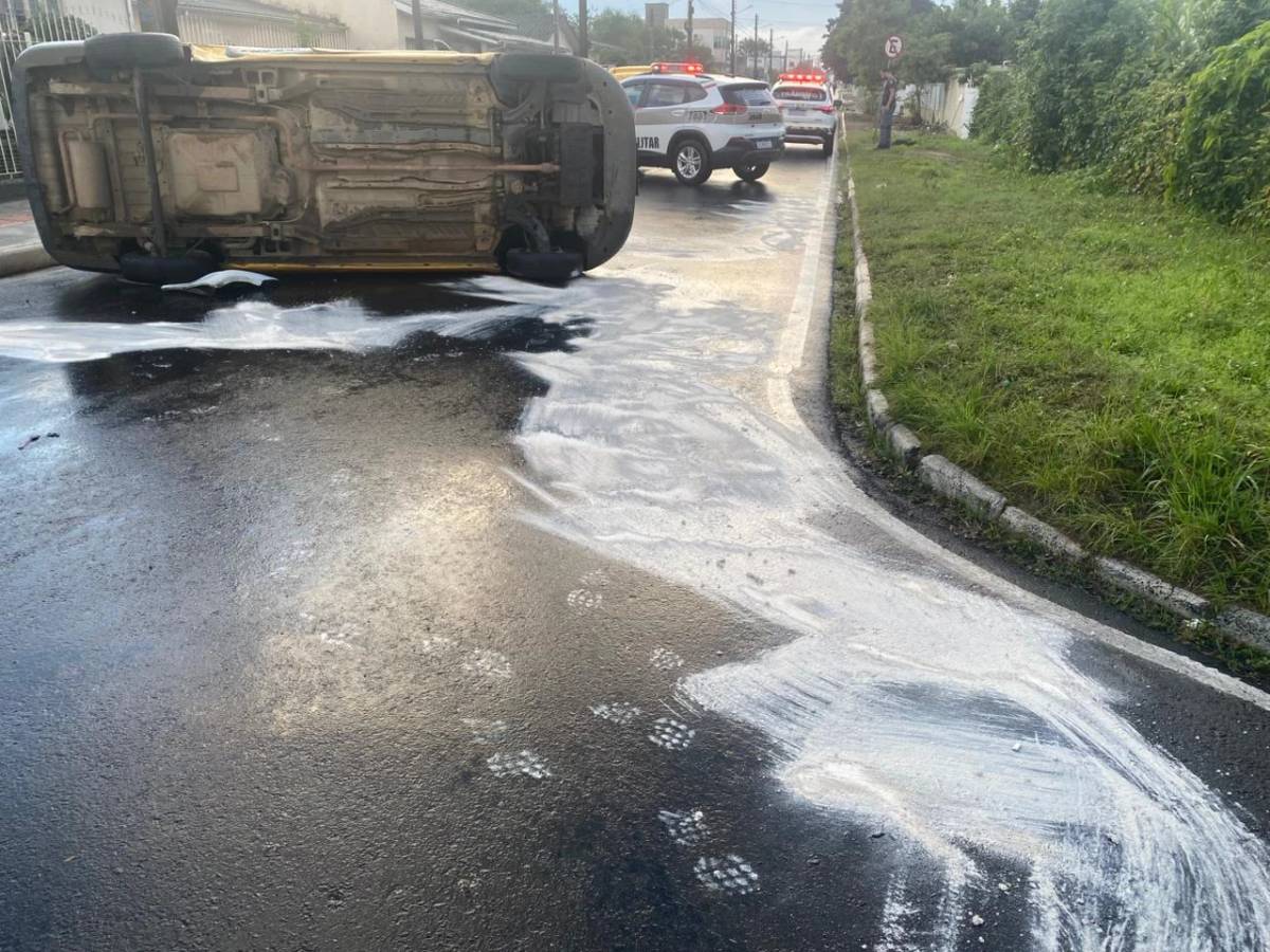 Veículo dos Correios capota após ser atingido por carro em Criciúma — foto 1