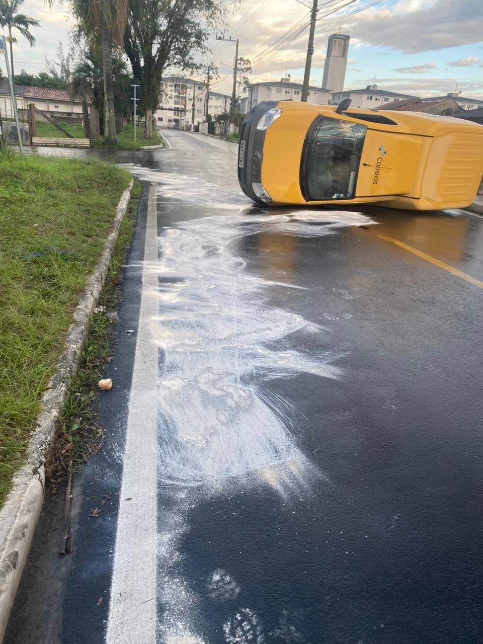 Veículo dos Correios capota após ser atingido por carro em Criciúma — foto 2