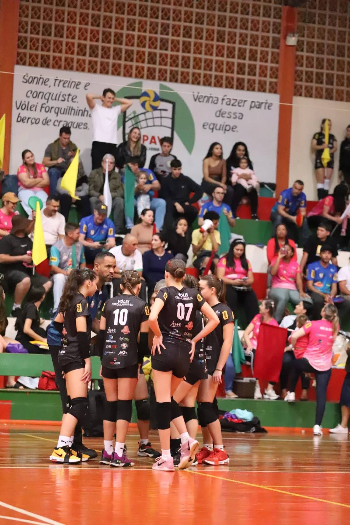 Com apoio da torcida, Vôlei de Forquilhinha conquista vitórias no Estadual — foto 2