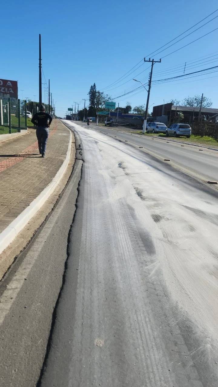 Criciúma: grande derramamento de óleo é registrado na avenida Universitária — foto 1