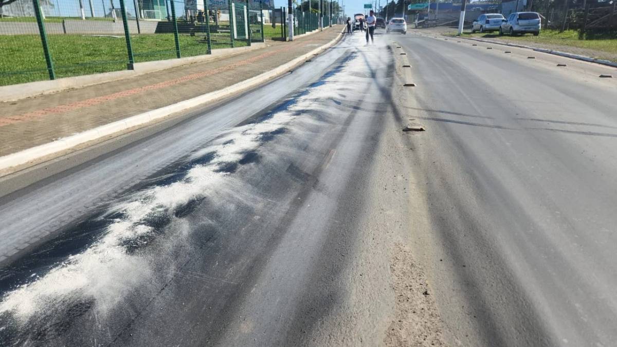 Criciúma: grande derramamento de óleo é registrado na avenida Universitária — foto 5