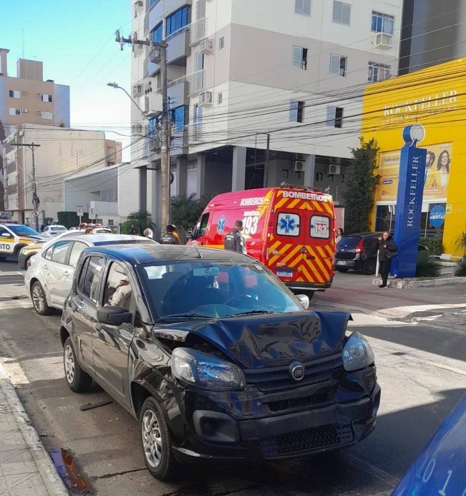 Idoso tem mal súbito dirigindo, atropela pedestre e colide em carros estacionados — foto 1