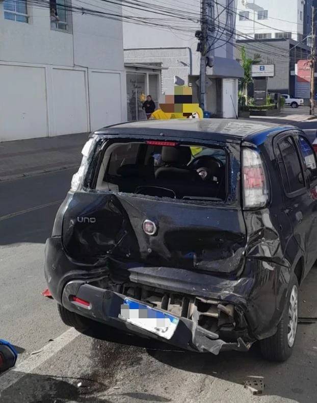 Idoso tem mal súbito dirigindo, atropela pedestre e colide em carros estacionados — foto 2