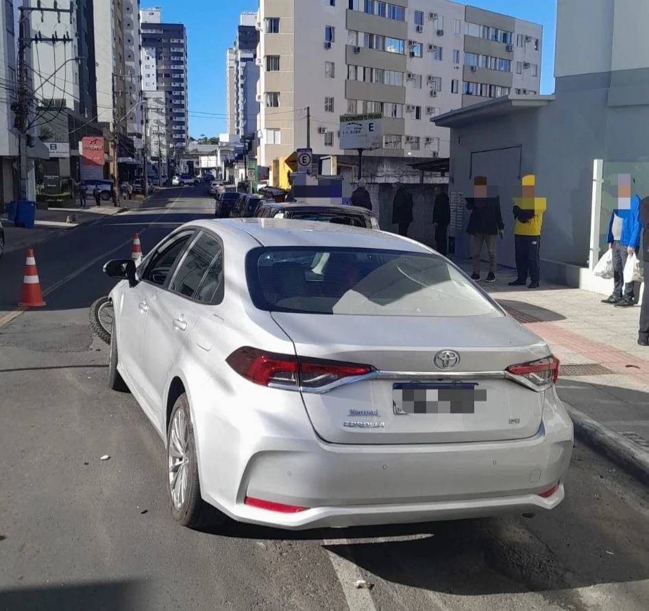 Idoso tem mal súbito dirigindo, atropela pedestre e colide em carros estacionados — foto 3