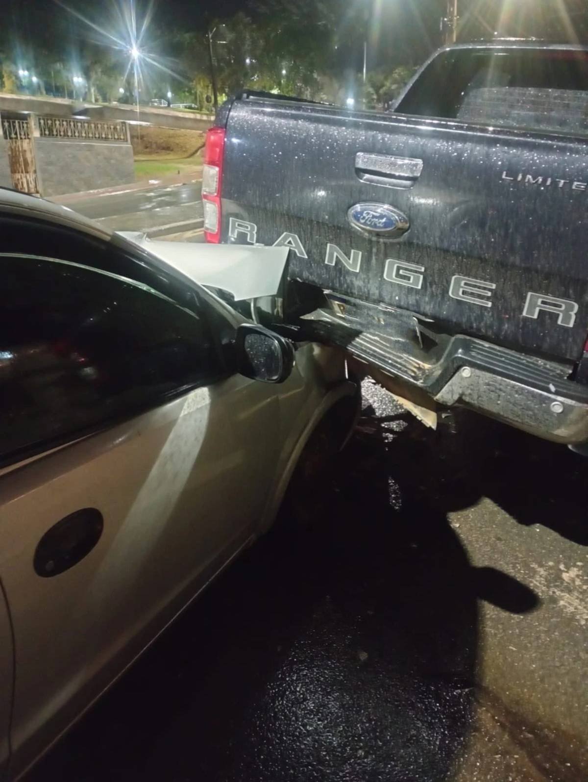 Motorista perde o controle da direção e colide contra carro estacionado — foto 1