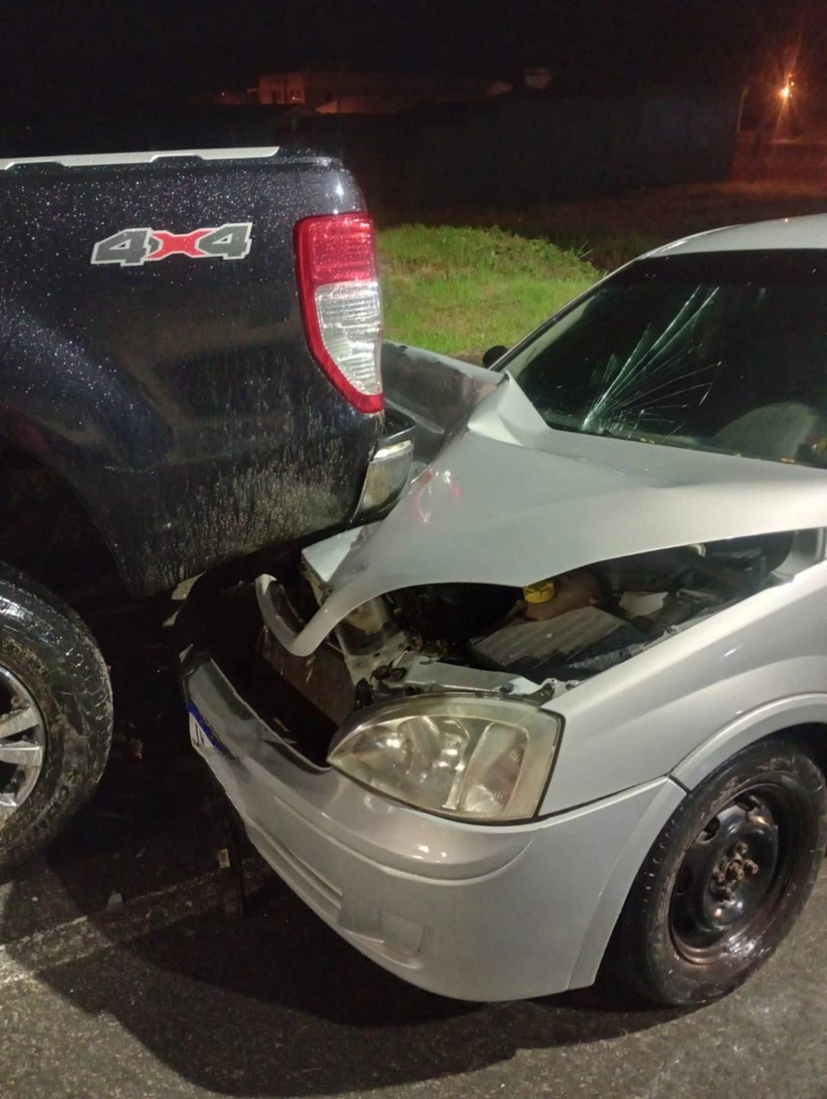 Motorista perde o controle da direção e colide contra carro estacionado — foto 2