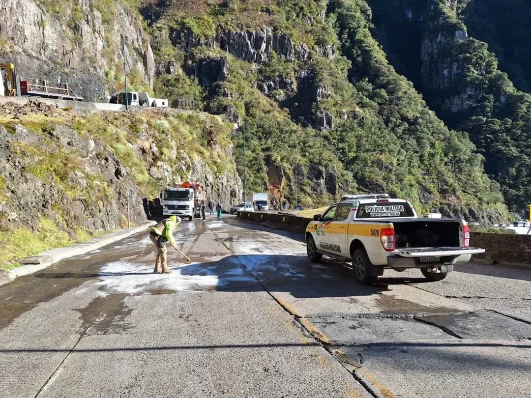 Trechos da Serra do Rio do Rastro e São Joaquim amanhecem com gelo na pista — foto 1