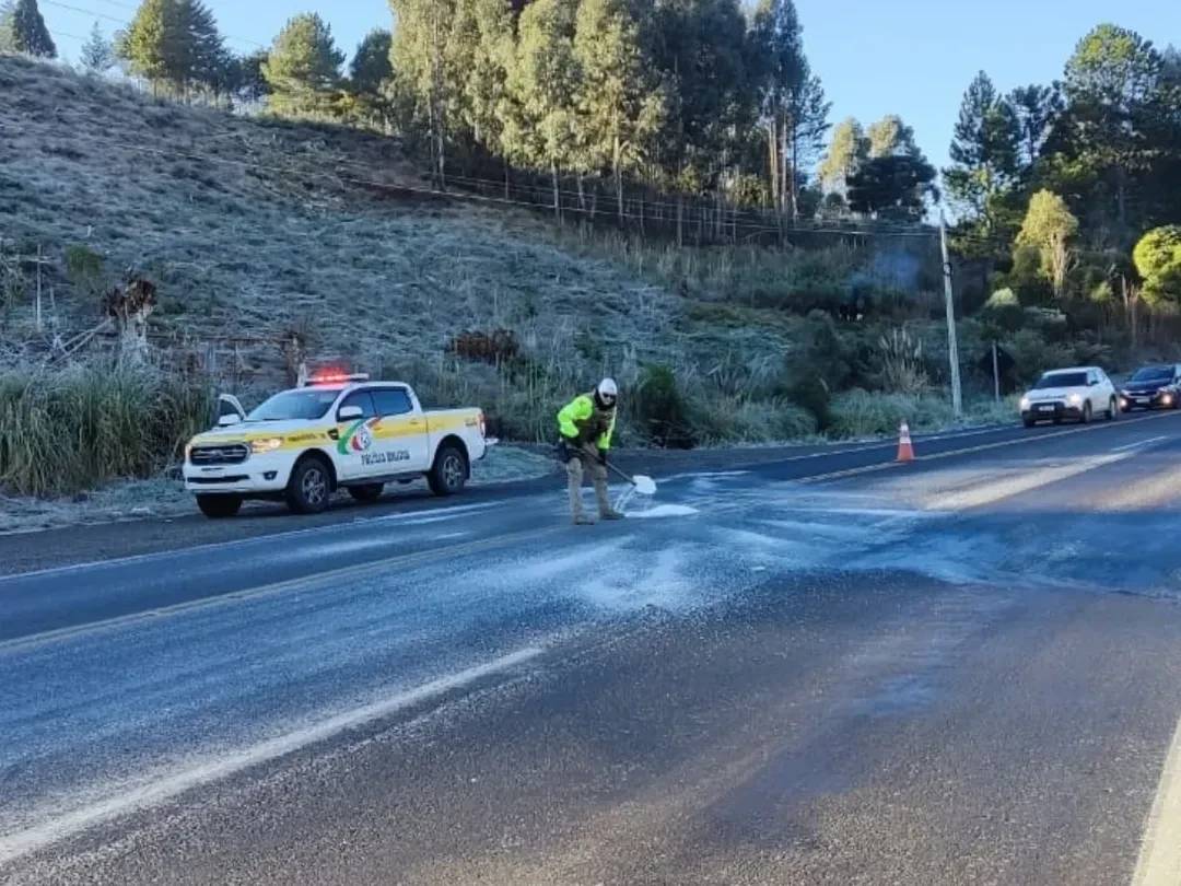 Trechos da Serra do Rio do Rastro e São Joaquim amanhecem com gelo na pista — foto 2