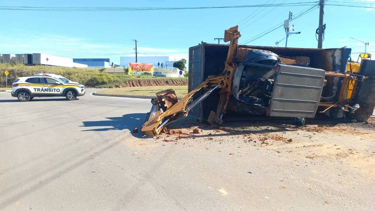 Carregado com retroescavadeira, caminhão tomba em rotatória de Criciúma — foto 1