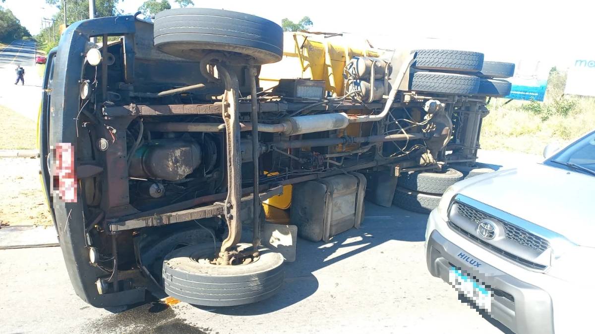 Carregado com retroescavadeira, caminhão tomba em rotatória de Criciúma — foto 2