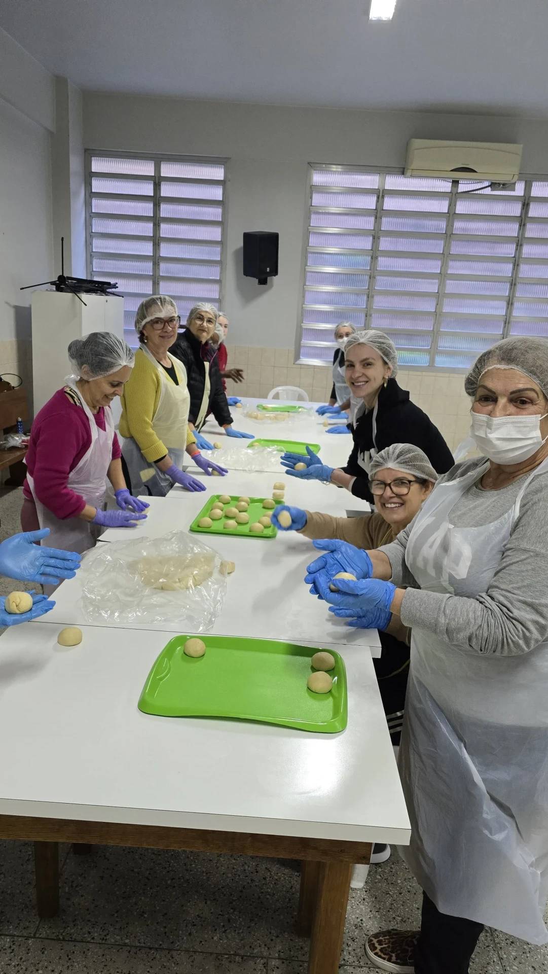 Com meta de venda de 100 mil sonhos, comunidade de Criciúma se une na fé e na produção dos doces — foto 1