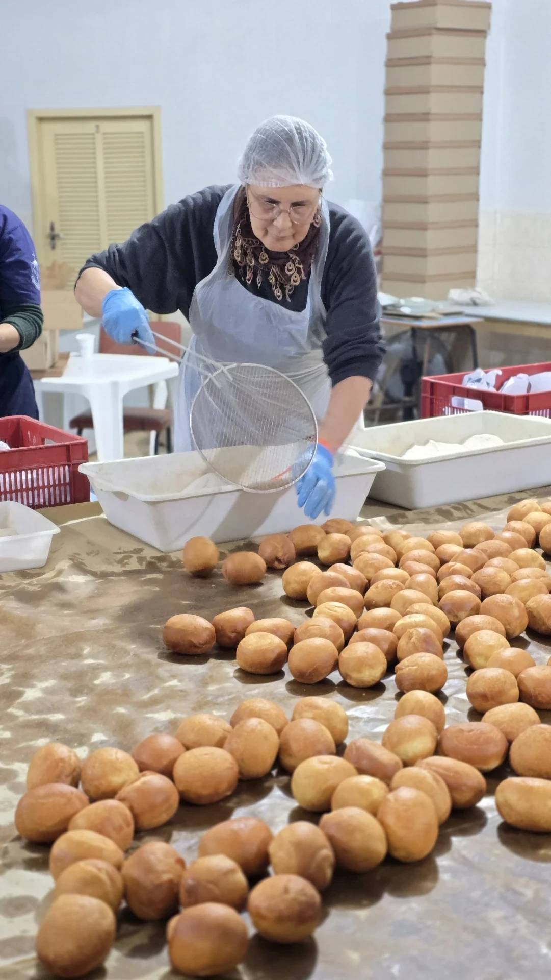 Com meta de venda de 100 mil sonhos, comunidade de Criciúma se une na fé e na produção dos doces — foto 2