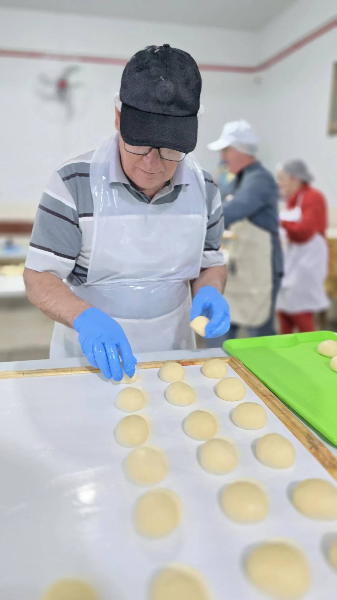Com meta de venda de 100 mil sonhos, comunidade de Criciúma se une na fé e na produção dos doces — foto 8