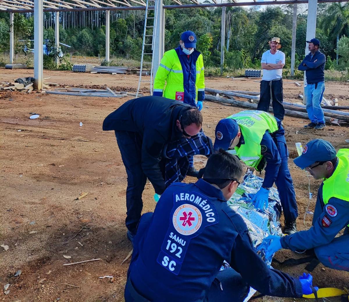 Trabalhador fica gravemente ferido após queda de telhado de galpão — foto 1