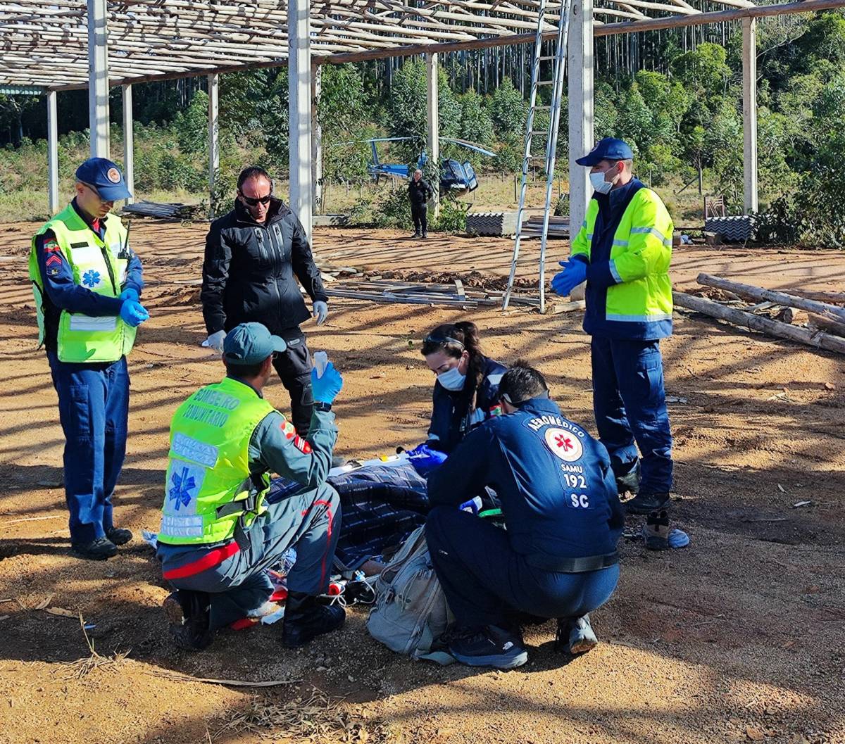 Trabalhador fica gravemente ferido após queda de telhado de galpão — foto 2