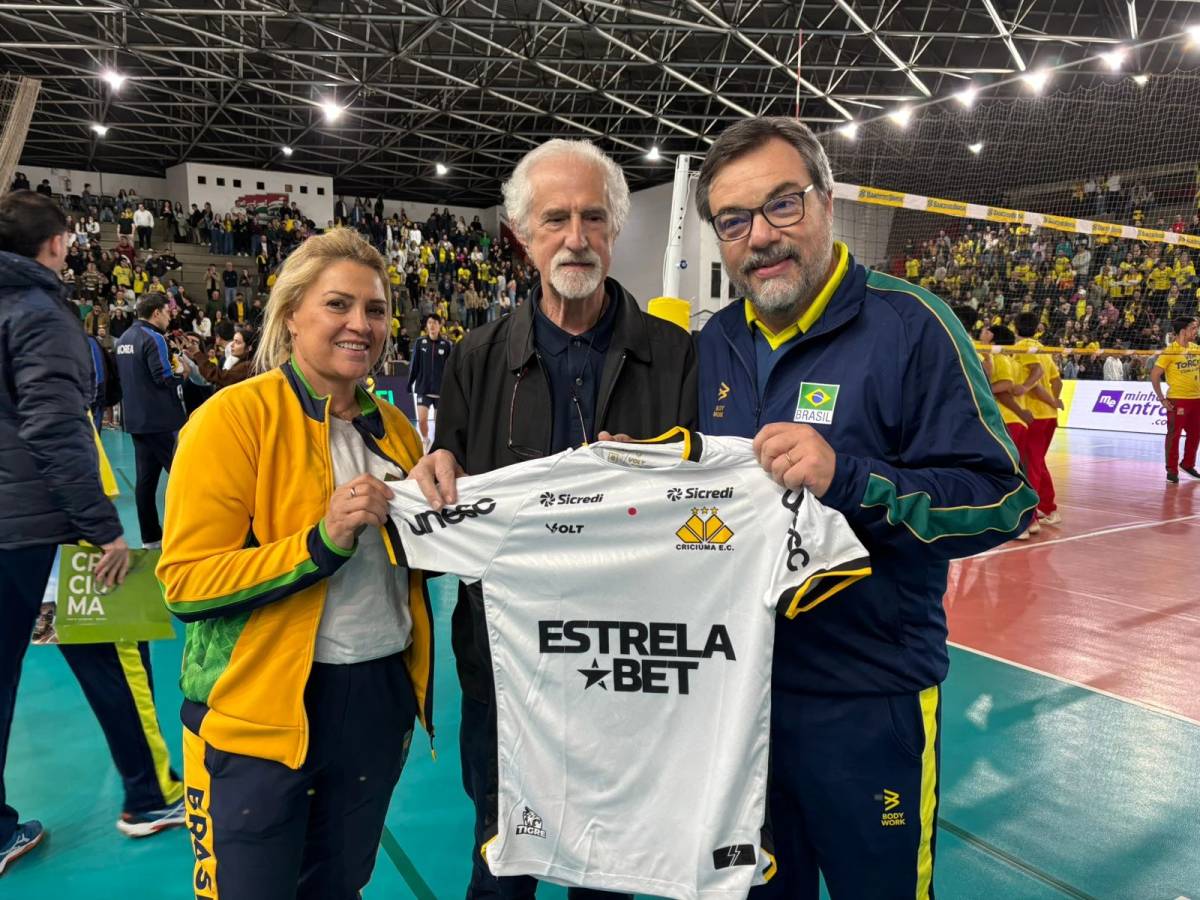 Criciúma presenteia técnicos de Brasil e Coreia do Sul após amistoso internacional — foto 1