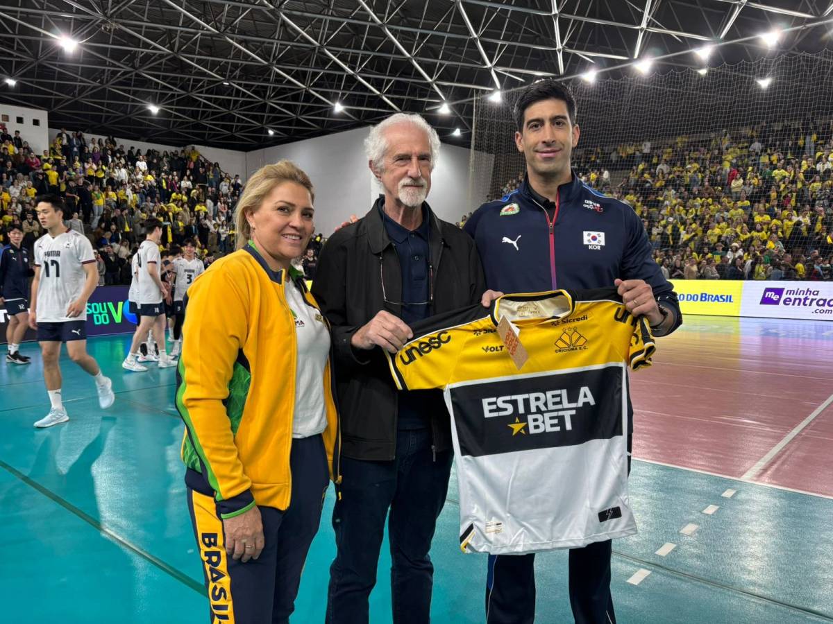 Criciúma presenteia técnicos de Brasil e Coreia do Sul após amistoso internacional — foto 2