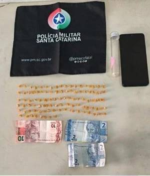 Adolescente é apreendido após dispensar frasco com mais de 100 pedras de crack — foto 1