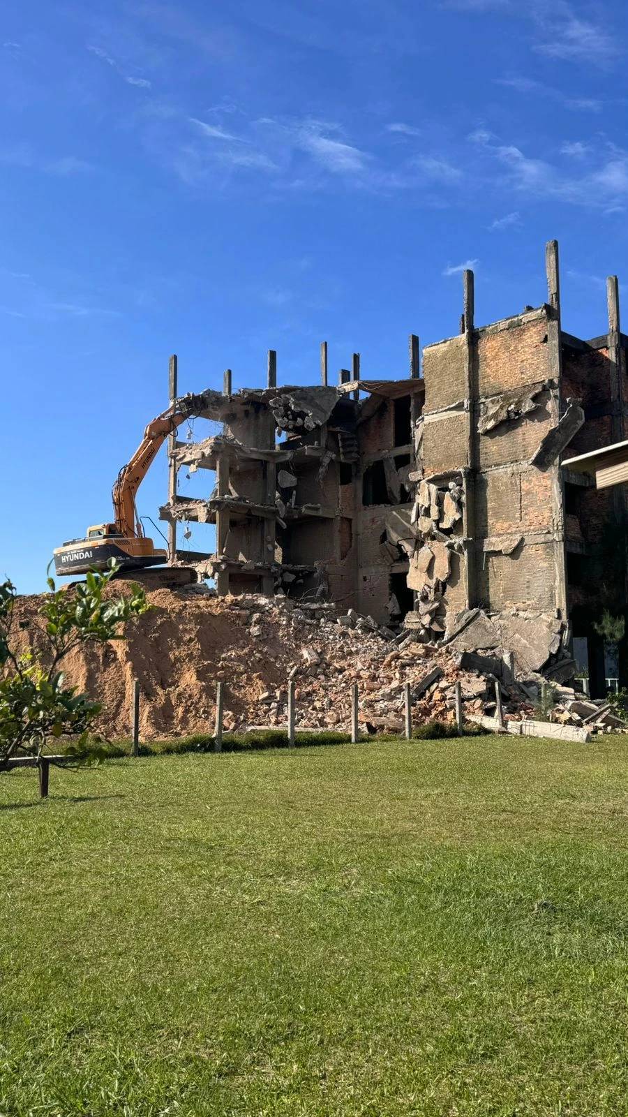 Prédio inacabado e abandonado há 27 anos é demolido em Jaguaruna com intervenção do MPSC — foto 3