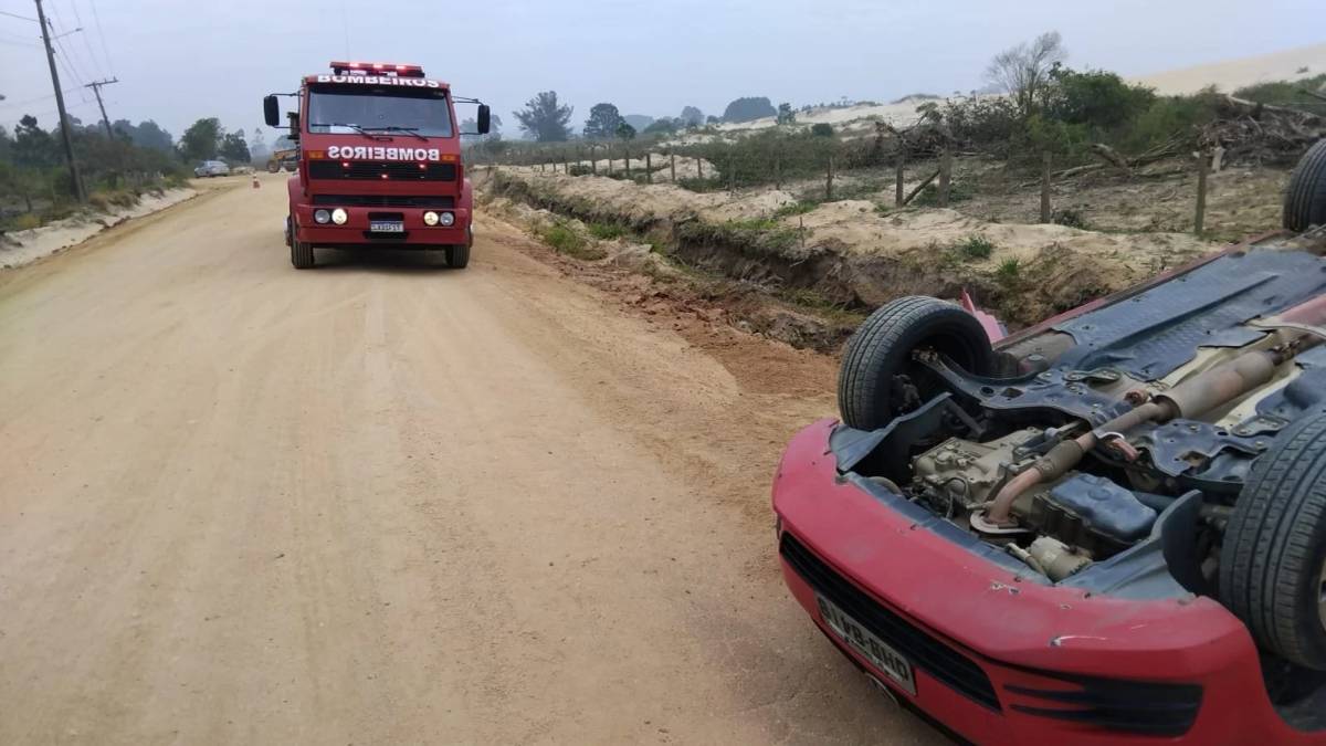 Homem é hospitalizado após capotamento em Balneário Rincão — foto 1