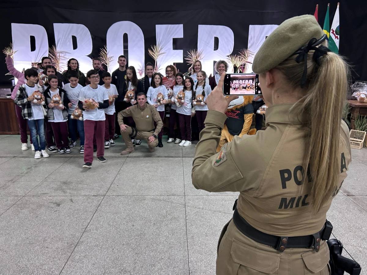 Urussanga realiza a formatura de 250 crianças pelo Proerd — foto 1