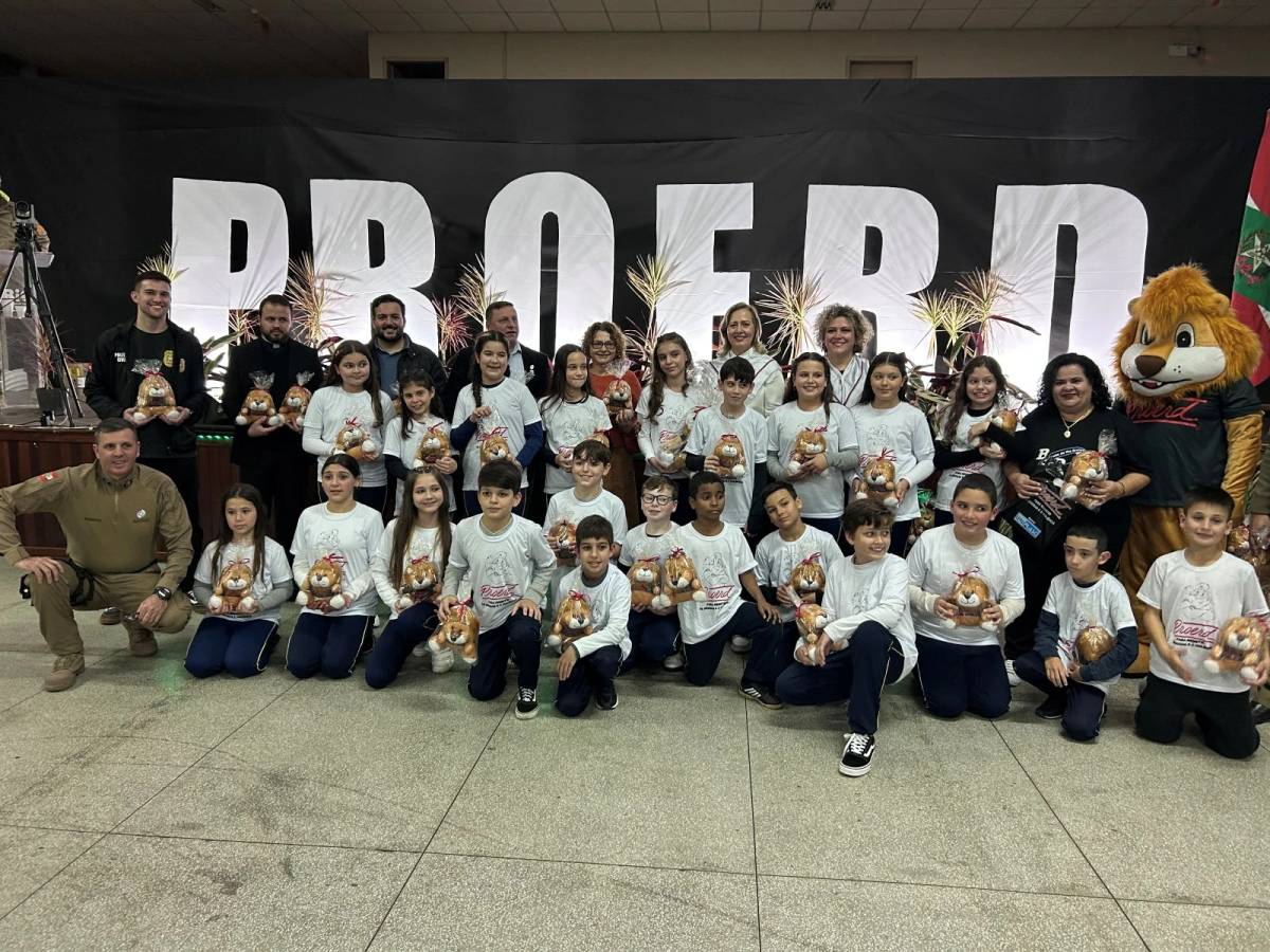 Urussanga realiza a formatura de 250 crianças pelo Proerd — foto 2