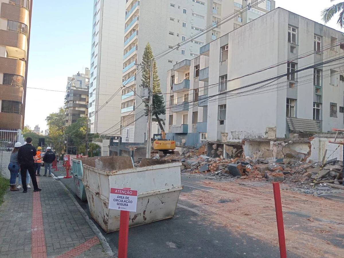 Fotos: edifício com mais de 50 anos começa a ser demolido em Criciúma — foto 1