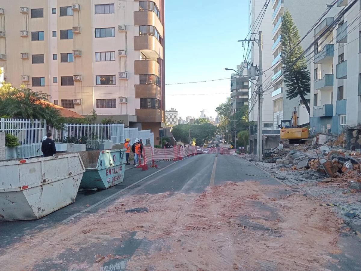 Fotos: edifício com mais de 50 anos começa a ser demolido em Criciúma — foto 2