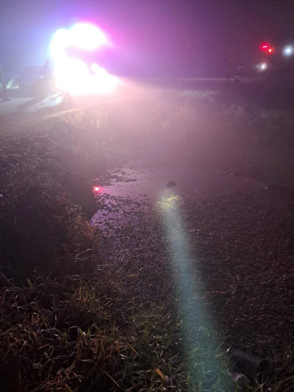 Duas pessoas morrem após carro cair em lago às margens da BR-101 — foto 2