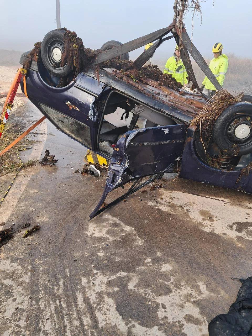 Duas pessoas morrem após carro cair em lago às margens da BR-101 — foto 9