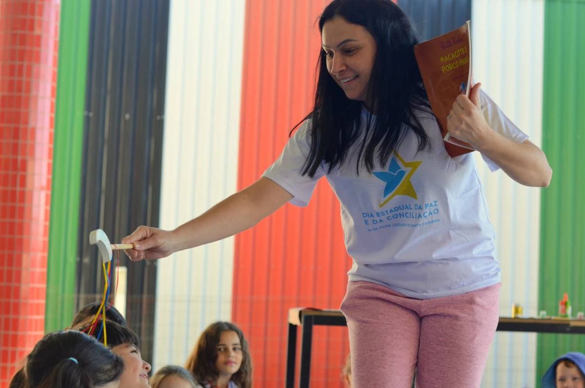 Escola de Criciúma celebra o Dia da Paz e da Conciliação com contação de histórias — foto 1
