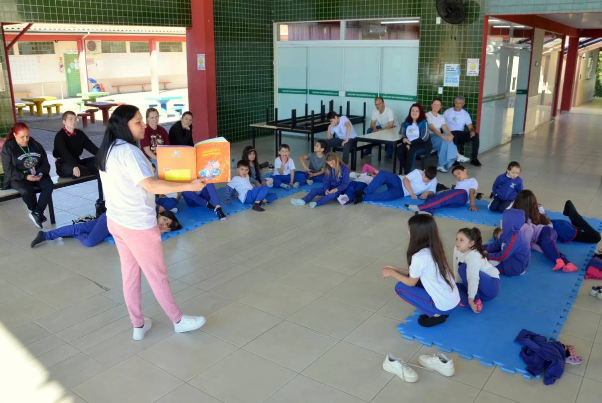 Escola de Criciúma celebra o Dia da Paz e da Conciliação com contação de histórias — foto 2