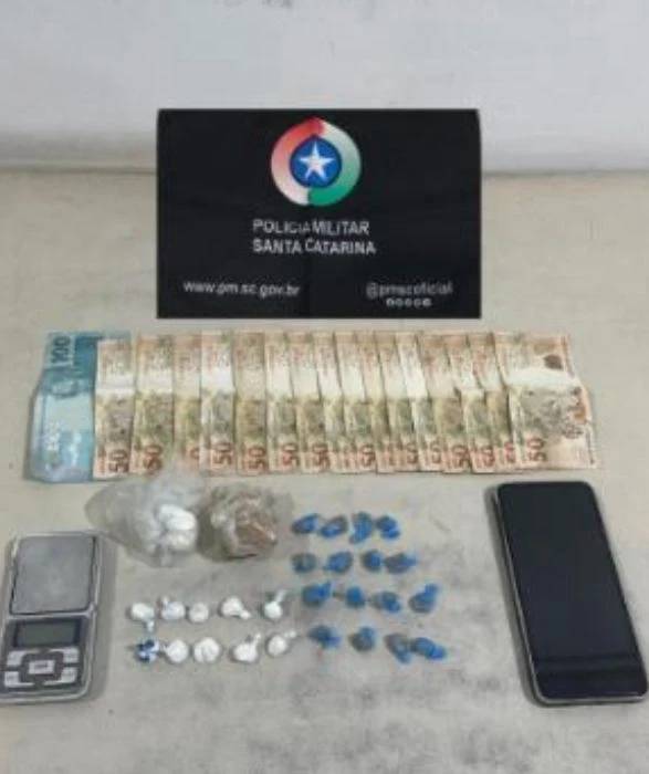 Jovem é flagrado com drogas e dinheiro pela PM — foto 1