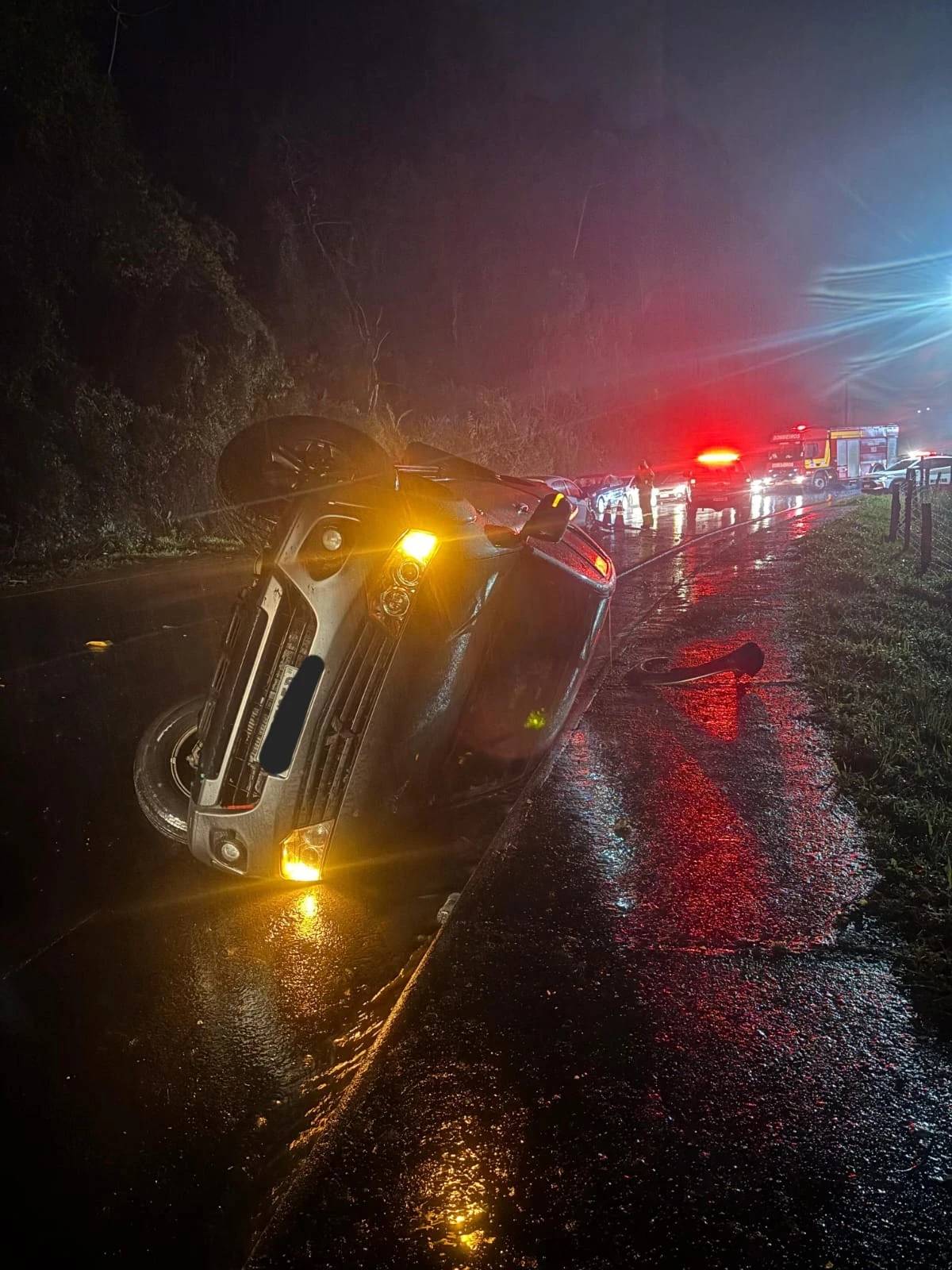 Acidente de trânsito deixa quatro pessoas feridas na SC-108 — foto 1
