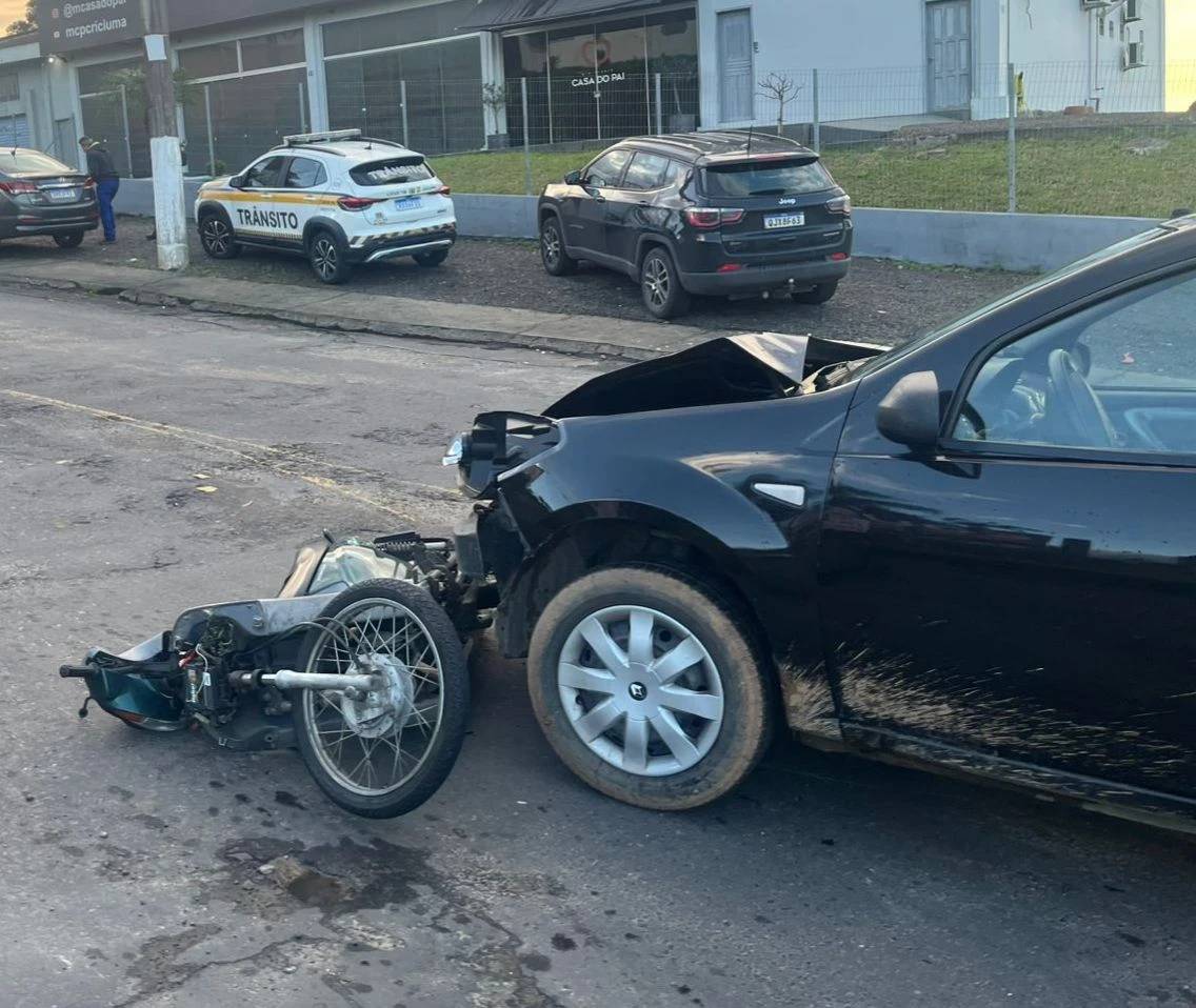 Motociclista fica gravemente ferido após ter a frente cortada por carro em Criciúma — foto 1