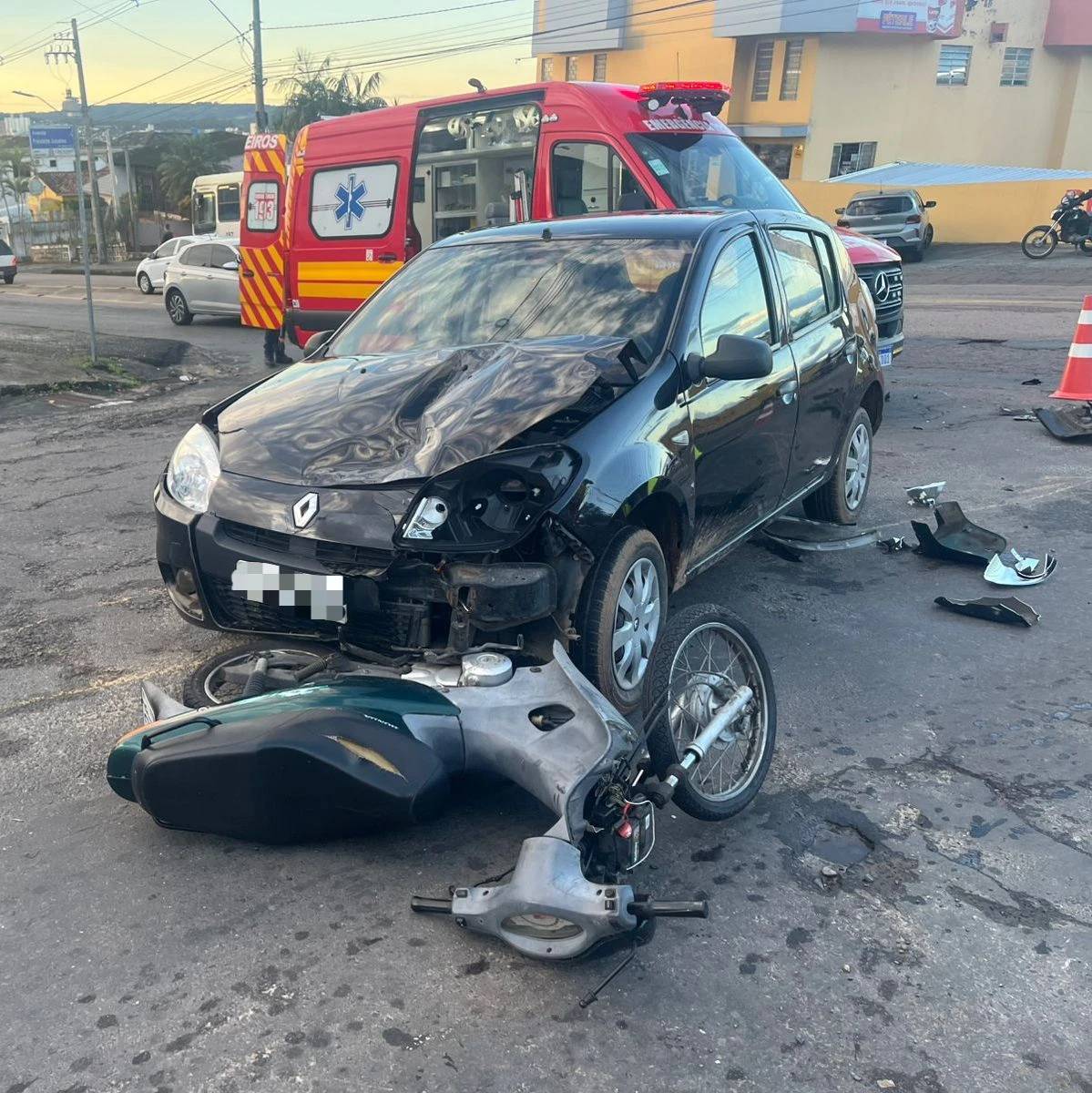 Motociclista fica gravemente ferido após ter a frente cortada por carro em Criciúma — foto 2