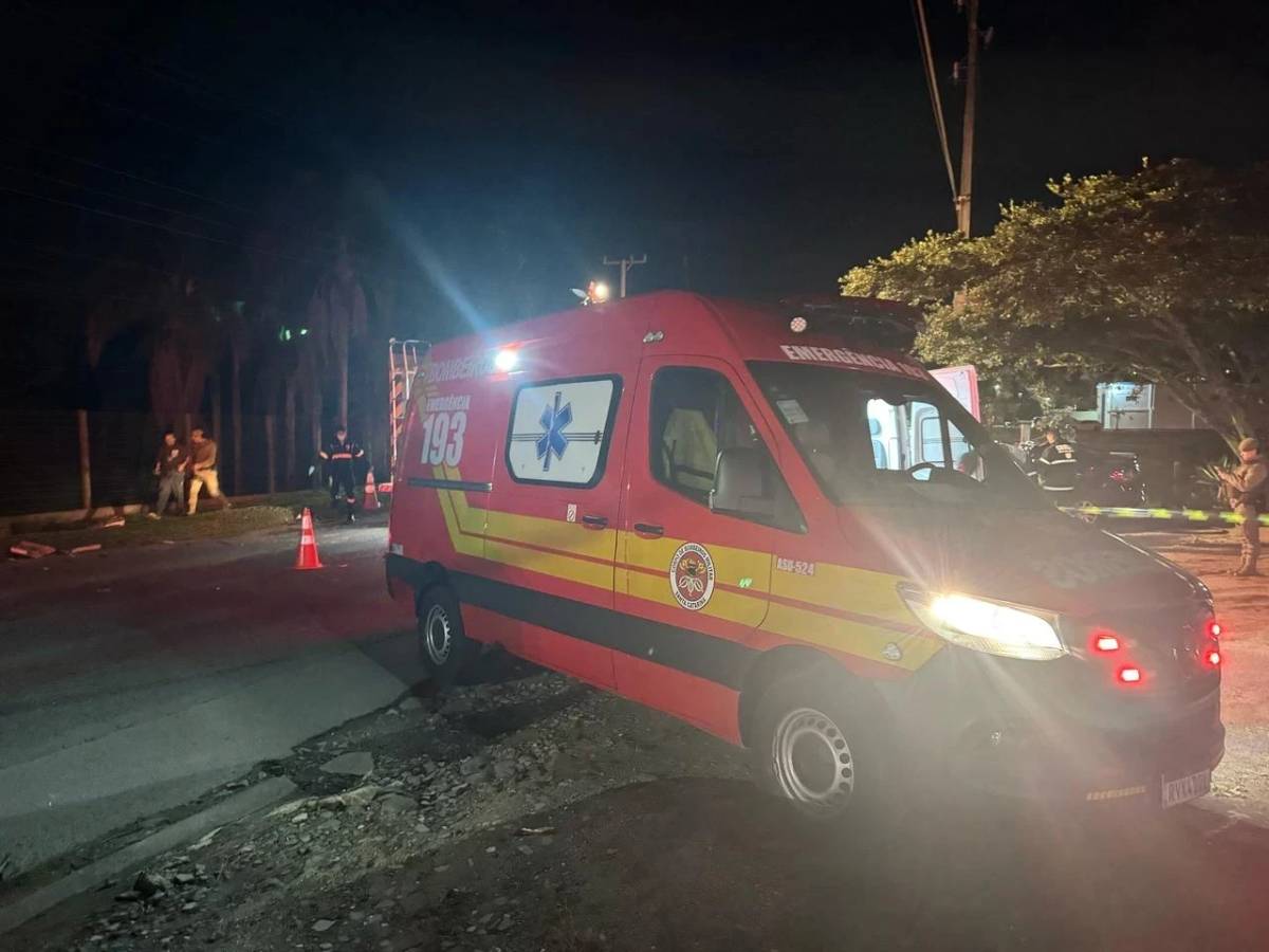 Colisão frontal entre carro e ônibus deixa motorista morto em Criciúma — foto 1